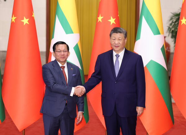 习近平同缅甸总统敏昂莱会谈1.jpg