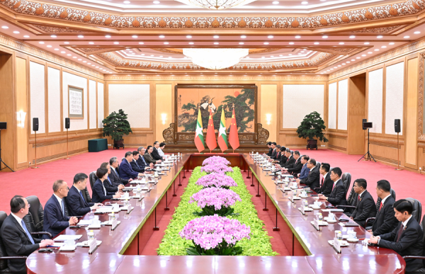 习近平同缅甸总统敏昂莱会谈2.jpg